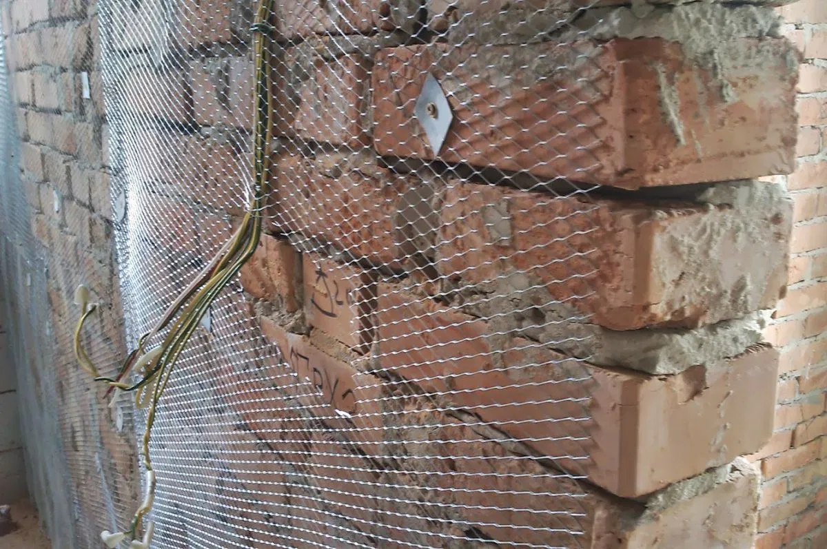 Використання армувальних сіток у ремонті стін: зміцнення поверхні та запобігання тріщинам